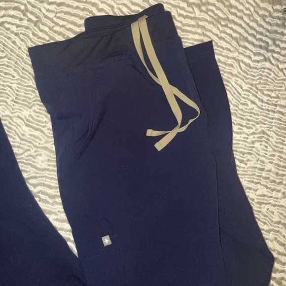 New FIGS men’s Axim Scrubs Pants Drawstring 7 pockets cargo Large Navy Blue - Picture 8 of 14